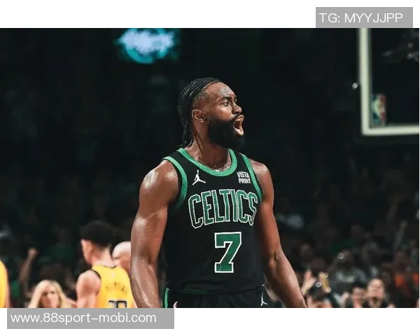 杰伦布朗首节表现抢眼6投3中斩获9分3篮板3助攻1抢断